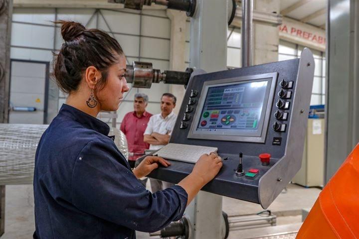 <p>Teknokent'in sağladığı olanaklarla üniversite yerleşkesinde 20 yıl için kiraladıkları alanda, yap-işlet-devret mantığıyla son teknolojiyle donatılan bir fabrika kurduklarını dile getiren Firuzi, "Makinaların hepsini Almanya'dan getirdik. Bu makinalarla Amerika, Japonya ve Kanada'da benzer faaliyetler yapılıyor. Uçak ve denizaltıların yapılmasında kullanılan teknolojiyi getirdik. Toplamda 17 milyon liralık bir yatırım yaptık. Halen çalışmalarımız devam ediyoruz. Şu an eğitim amaçlı 20 mühendisle işe başladık." diye konuştu.</p>
<p> </p>
