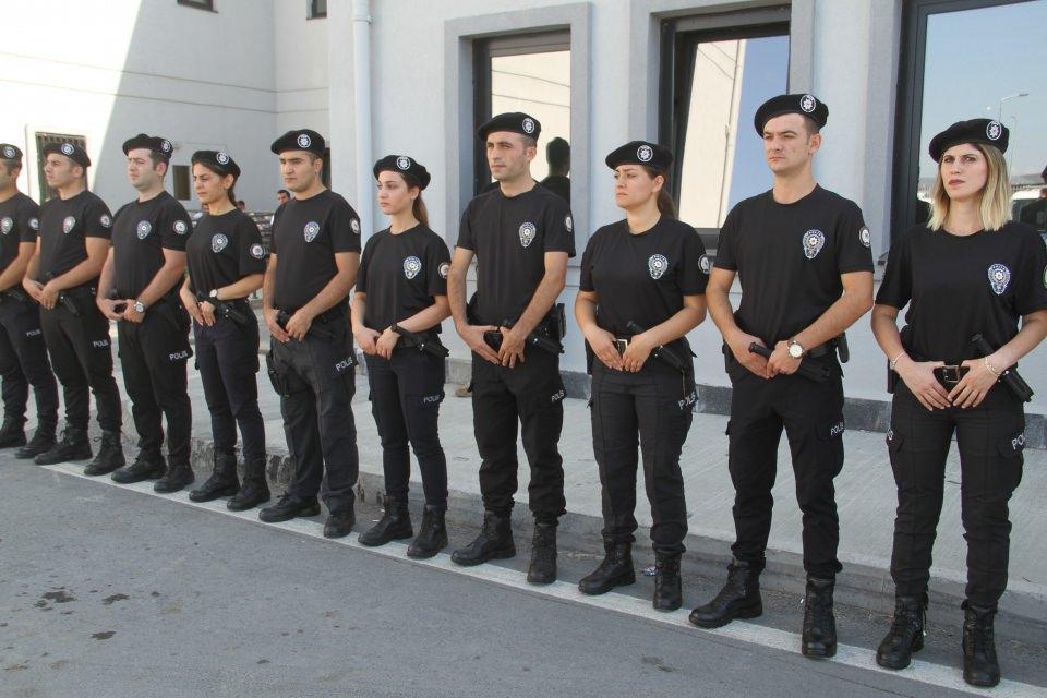 <p>Havalimanında görev yapan personeller arasından seçilen 82 polis memuru ve 1 komisere Eğitim Şube Müdürlüğü tarafından 12 gün boyunca eğitim verildi. “OC spreyi kullanımı, üst arama ve kelepçe takma, teleskopik cop kullanımı, temel eğitim, polis müdahale ve etkili kuvvet kullanımı eğitimine tabi tutulan polisler, 6 Ağustos tarihinden itibaren 13 ekip şeklinde İstanbul Havalimanı'nın farklı noktalarında görev yapmaya başladı.</p>
