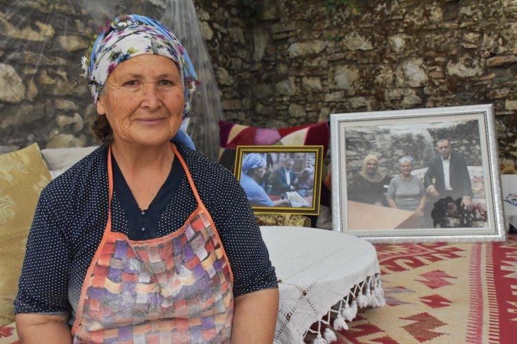 <p>Artık, antik kentimizde inanılmaz bir değişiklik var. Sayın Cumhurbaşkanımızın ziyareti sonrası buraya gelenler, 'Cumhurbaşkanımızın gördüğü sadaka taşı neresi, gezdiği cami nerede, hamam ve cadde neresi, fotoğraf çektirdiği meclis binası hangisi?' diye bize sorarak, o alanları gezip fotoğraf çektiriyorlar. </p>
