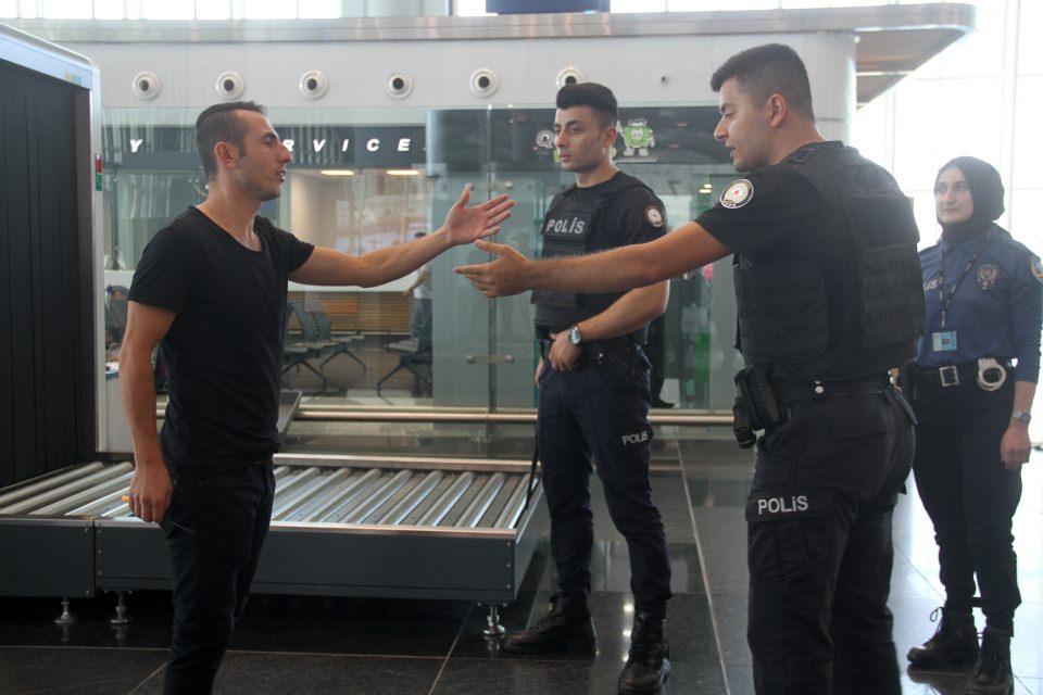 <p>Tatbikat kapsamında senaryo gereği yolcu kontrol noktasında kesici aletini vermek istemeyen bir şahsa anında müdahale edildi. </p>
