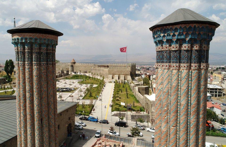 <p>Yöresel yemekleri, tarihi ve kültürel eserlerinin yanı sıra doğal güzellikleri ile ziyaretçilerini cezbeden Erzurum, özellikle tarihi yapıları ile ziyaretçilerine tarihte yolculuk yaptırıyor.</p>

<p> </p>
