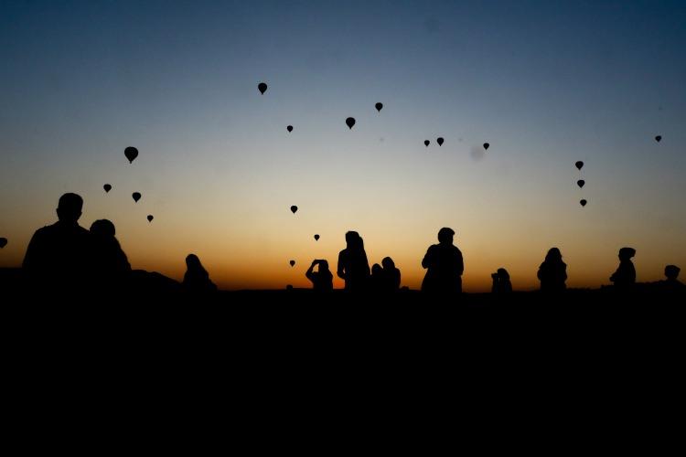 <p>Dünyanın pek çok ülkesinden gelen turistler Kapadokya’da gün doğumunu balon gezisi ile karşılarken, Kızılçukur’da da günü batırmanın keyfini yaşıyor.</p>
