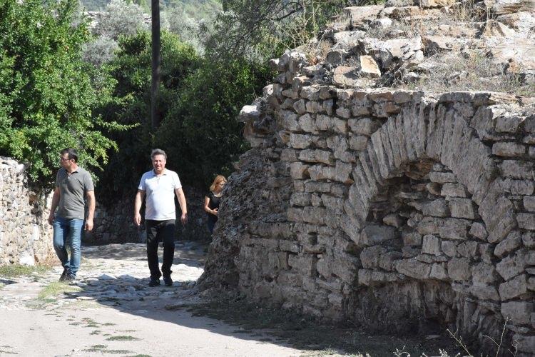 <p>Kentte antik dönemden günümüze farklı yapılarda çalışma yürüttüklerini kaydeden Söğüt, "Bunlardan en önemlilerinden biri de köy meydanı ile ilgili yürüttüğümüz proje. Bu proje Sayın Cumhurbaşkanımızın ziyaretinin ardından çok önemli ve güzel bir sürece girdi." diye konuştu. </p>

<p> </p>
