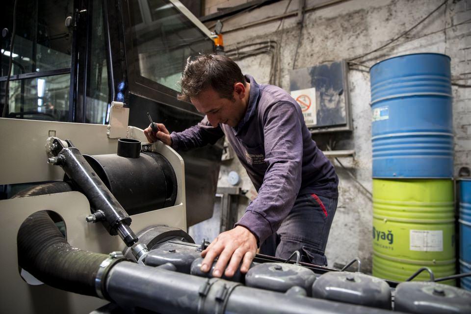 <p>Yurt dışından gelen toprak silindir makinelerinin tamir ve bakımının yanında, 35 yıllık tecrübeyle yerli yedek parçalar da ürettim." diye konuştu.</p>
