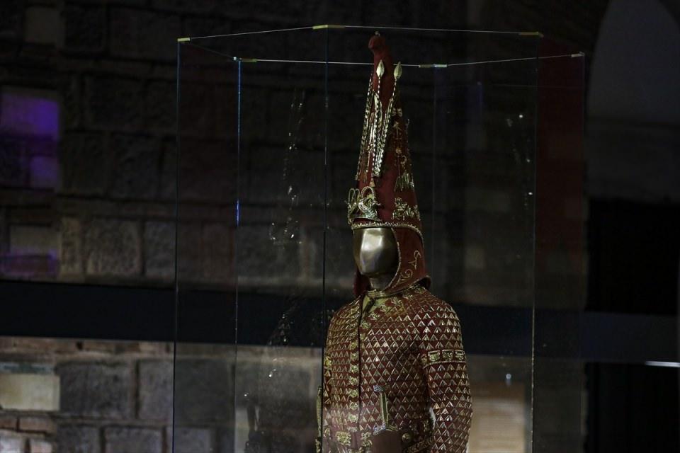 <p><strong>"Altın Adam, Büyük Bozkır'ın Tutankhamunu'dur"</strong></p>
<p>Kazakistan'ın Ankara Büyükelçisi Abzal Saparbekuly, sergiye ilişkin AA muhabirine yaptığı açıklamada, MÖ 5'inci yüzyılla tarihlenen Altın Elbiseli Adam zırhının, Türklerin tarih derinliğini ortaya koyan nadide bir eser olduğunu söyledi. </p>
<p> </p>
<p> </p>