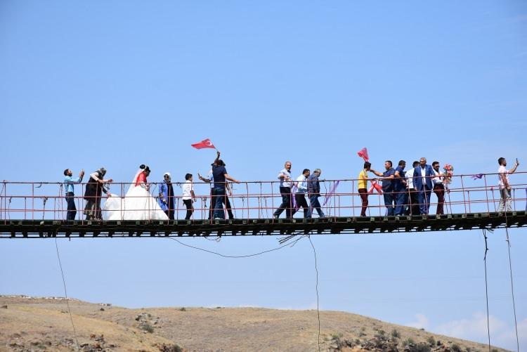 <p><strong>"Herkese böyle ilginç bir düğün tavsiye ederim" </strong></p>

<p>Gelekçi, köylülerin köprü üzerindeki düğünü şaşkınlıkla izlediğini dile getirerek, "İlk başta köylüler çok şaşırdı, uzaktan sadece izliyorlardı. Bir süre sonra gelip bizimle köprü üzerinde oyun oynadılar. Asma köprüde düğün yapmak çok güzel bir duygu. Herkese böyle ilginç bir düğün tavsiye ederim." ifadelerini kullandı.</p>
