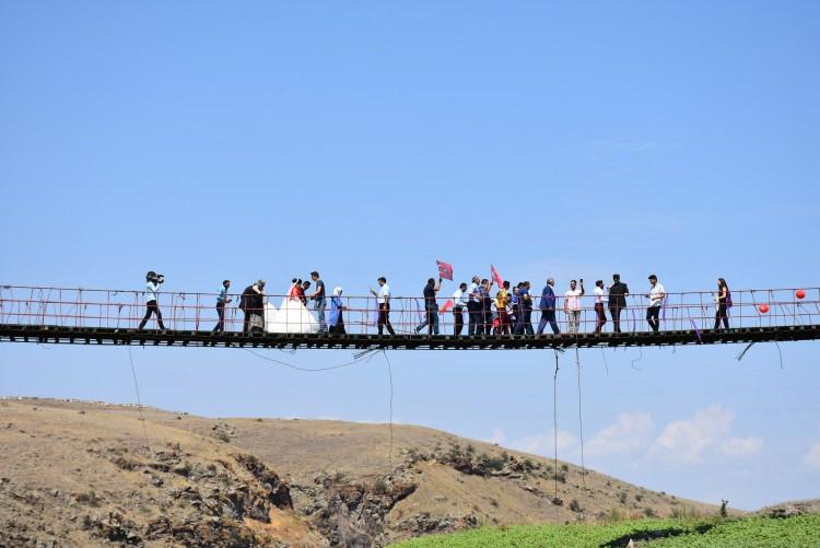 <p><strong>Heyecan veren bir ortamda düğün yaptıklarına işaret eden Gelekçi, şöyle konuştu:</strong></p>

<p>"Yerden yüksekte düğün yapmak, oynamak, heyecanımıza heyecan kattı. Bu asma köprüde ilk kez böyle bir şey deneniyor. Gerçekten çok güzel oldu, görenler de çok şaşırdı. Farklı bir düğün oldu, herkes eğlendi, renkli görüntüler çıktı. Bizi burada yalnız bırakmayan herkese teşekkür ederiz."</p>
