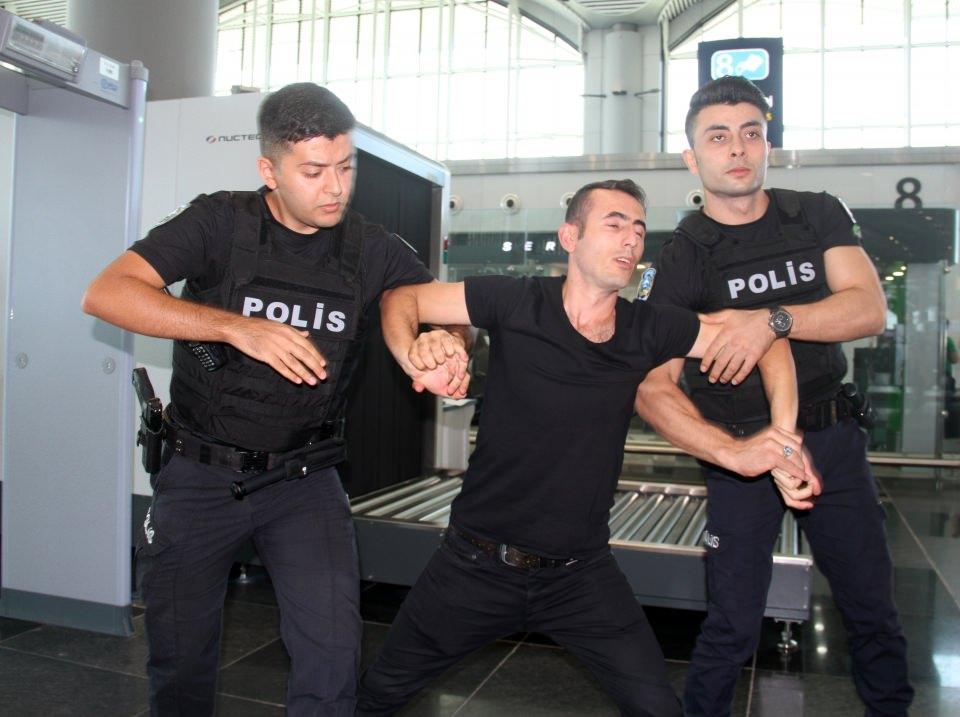 <p>Kısa sürede Acil Müdahale Timi tarafından etkisiz hale getirilen şahıs, polislerce karakola götürüldü. Ekipler, tatbikatta havalimanında kavga eden iki gruba da müdahale etti.</p>
