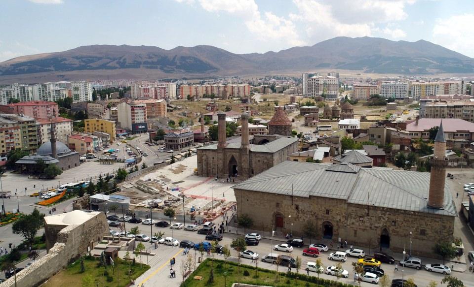 <p><strong>Anadolu'ya ve Erzurum'a sahip çıkmamız lazım"</strong></p>

<p>Yurttaş, Erzurum'un tarih boyunca Anadolu'nun en güzide yerleşim alanlarından olduğunu vurgulayarak, şunları kaydetti:</p>
