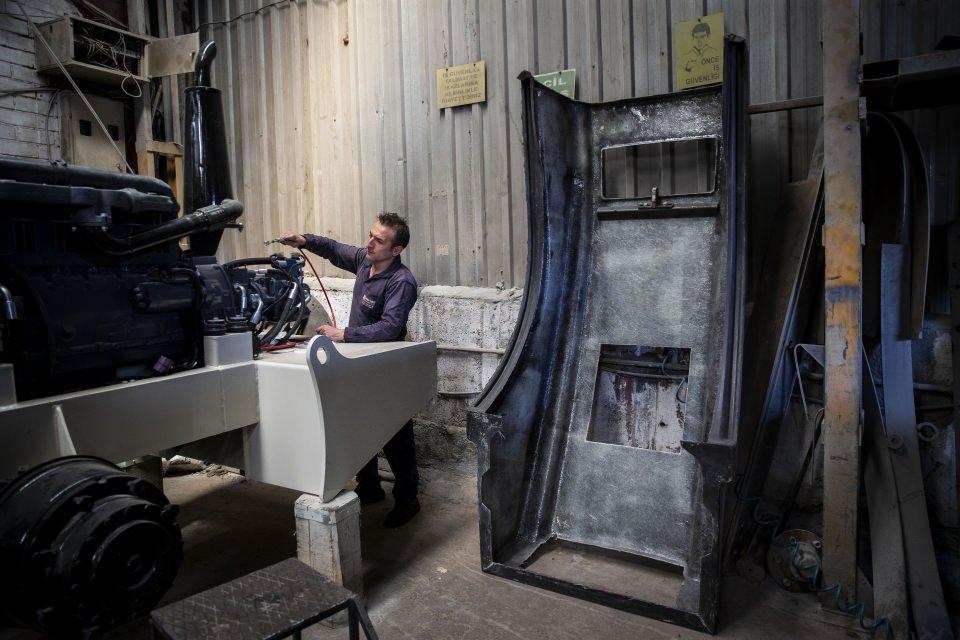 <p>Ankara'da yaşayan 8 çocuklu bir ailenin çocuğu olduğunu söyleyen Harman, maddi imkansızlıklar nedeniyle ilkokuldan sonra eğitim hayatına devam edemediğini belirtti. </p>

<p> </p>
