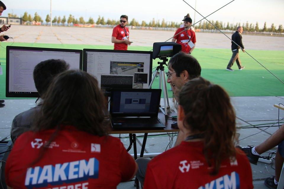 <p>Yarışmada her 2 kategoride finale kalan İHA'lar, İstanbul Yenikapı'da oluşturulan parkurda birbirlerini hedef alıp görüntü üzerinden kilitlenmeye çalışacaklar. Vurma işlemi ise fiziksel değil sanal olarak gerçekleştirilecek. Bu yüzden vurulan İHA'lar fiziksel olarak zarar görmeyecek. </p>

<p> </p>
