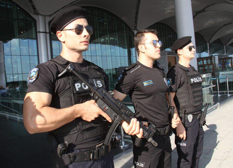 <p><strong>“Havalimanı genelinde Acil Müdahale Timi olarak 13 ekip oluşturuldu"</strong><br />
<br />
İstanbul Havalimanı Şube Müdür Yardımcısı Emniyet Amiri Binali Ökten, "İl Emniyet Müdürümüz Dr. Mustafa Çalışkan'ın talimatları doğrultusunda İstanbul Havalimanı terminalinde yolcuların, yolcu yakınlarının havalimanında çalışan tüm personelin can ve mal güvenliğini sağlanması konusunda havalimanında Acil Müdahale Timi kuruldu. Bu talimat doğrultusunda acil müdahale eğitimi alan personelimiz havalimanında göreve başladı. Havalimanı terminal önlerinde ve terminal içerisinde tüm asayiş olaylarına bir birim kuruldu. Acil Müdahale Tim'i olarak isimlendirildi. Bunun haricinde yine bu timlerimiz ön görülemez zamanlarda havalimanın farklı alanlarında, farklı yerlerinde şok uygulamalar yapmak suretiyle şahıs, eşya aranan şahıs kontrolleri yapmaktalar. Havalimanı genelinde Acil Müdahale Timi olarak oluşturulan personelin katılımıyla 13 ekip oluşturuldu” diye konuştu.</p>
