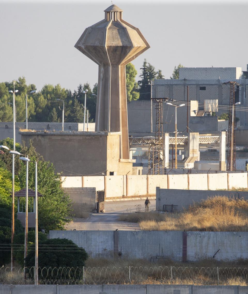 <p>Kamışlı'da terör örgütü YPG/PKK'nın iş makineleriyle tünel kazmayı ve mevzi oluşturmayı sürdürdüğü görülüyor.</p>

<p> </p>
