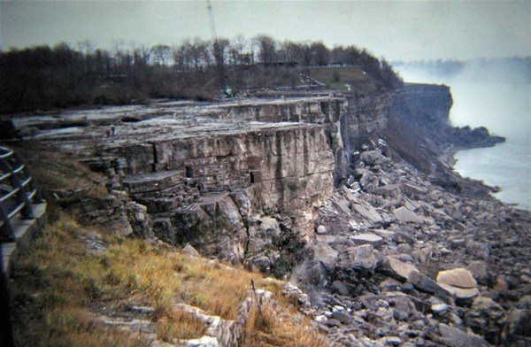 <p>1969 yılında, toprak kaymalarına karşı güçlendirmek amacıyla süren çalışmalar için kurutulan Niagara Şelalesi. </p>