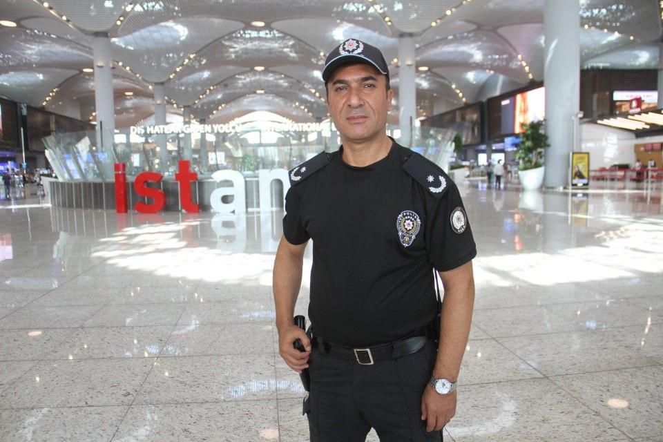 <p> Acil Müdahale Timinde bulunan ekipler, ana terminal binası önünde meydana gelebilecek tüm asayiş olaylarına müdahale etmekle birlikte, şahıs, kimlik, pasaport araç ve eşya kontrolleri de yapıyor.</p>
