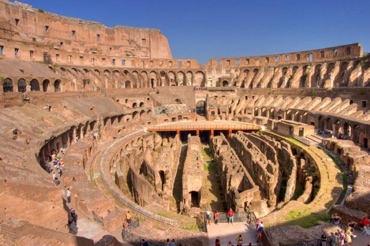<p>Ve Roma'daki Kolezyum'un içeriden görünüşü.</p>
<p>Üzerinde gladyatör dövüşlerinin olduğu zemin bugün yok; o nedenle alttaki koridorlar ve hazırlık odaları açıkça görülüyor.</p>