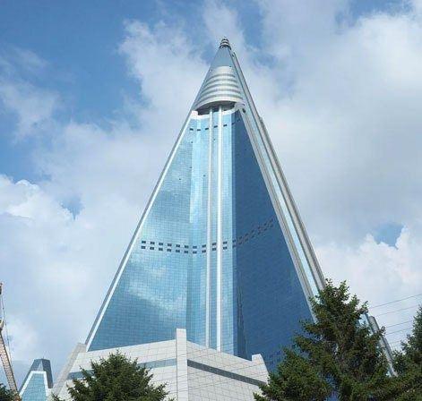 <p>Kuzey Kore'deki Ryugyong Oteli'nin dışarıdan görünüşü...</p>
