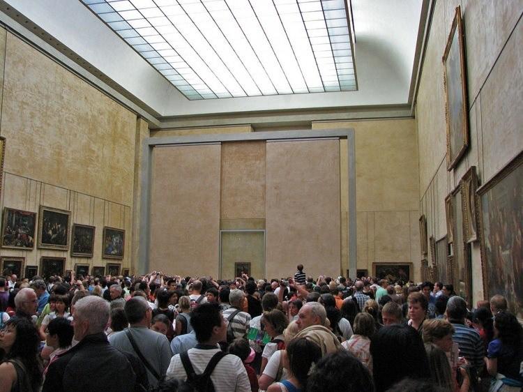 <p>Paris'te bulunan Louvre Müzesi'ni gezen ziyaretçilerin yüzde doksanı Mona Lisa'yı görmek için geliyor. Ama ilk karşılaştıkları manzara işte bu...</p>
