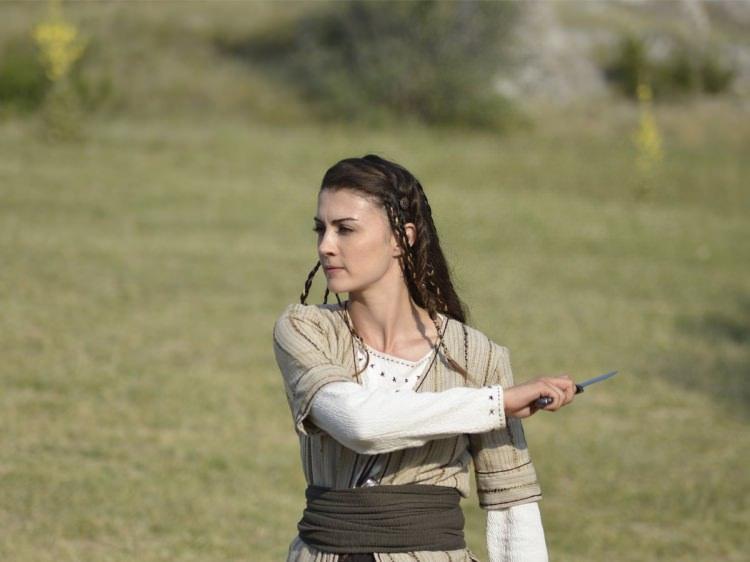 <p>Yönetmenliğini Selahattin Sancaklı'nın yaptığı filmdeki sert ve savaşçı kadının oynayan Özberk, burada da büyük başarı gösterdi. </p>