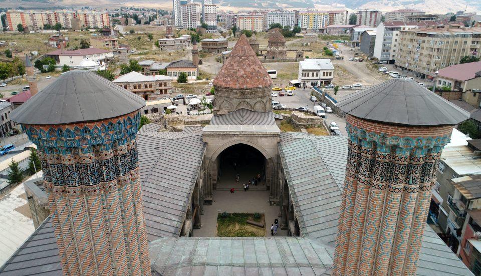 <p>Erzurum'u iyi bir şekilde müdafaa ettiğiniz zaman Anadolu'yu da korumuş oluyorsunuz. Anadolu'ya geçişe de müsaade etmiyorsunuz. İslamiyetin en büyük bayraktarı Türk milletidir. </p>
