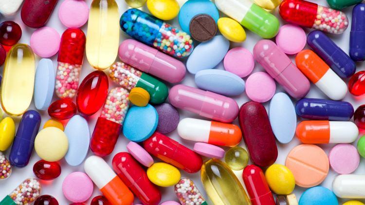 <p>Hastalıkların tedavisinde kullanılan ilaçlarla ilgili uzmanlar uyarıda bulundu. İlaçların düzenli alınmasına rağmen bir işe yaramamasının altındaki neden ise beraberinde tüketilen besinlerle ilgilidir. Faydalı olmasına rağmen ilaçtan önce ya da sonra tüketilen besinler içerdikleri maddeler ilaçların etkisini yok eder. Peki antibiyotikle beraber alınmaması gereken ilaçlar nelerdir?</p>
