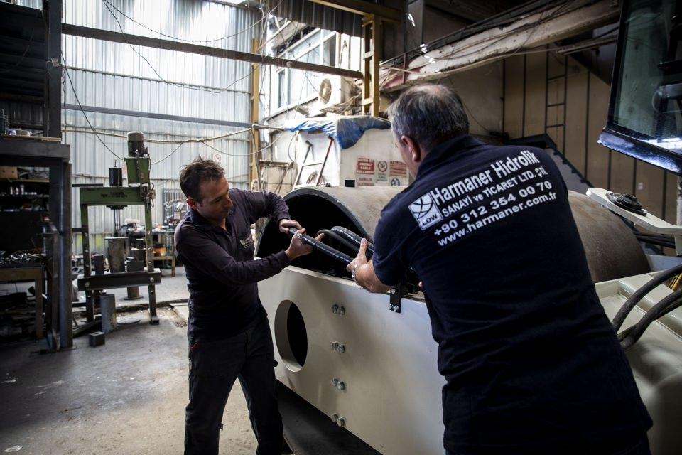 <p>Bizim geliştirdiğimiz yerli toprak silindirinin fiyatı, dış pazarda satılanlardan yüzde 50 daha uygun, kullanımı daha kolay ve garantisi daha uzun. Harmaner Hidrolik olarak, kısıtlı imkanlarla gerçekleştirdiğimiz üretimi, seri hale getirmek istiyoruz. </p>
