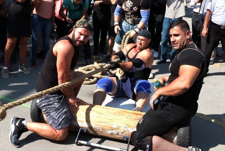 <p>Dünya rekoru denemesini yarın yapacaklarını ifade eden Boran, "Yarın dünya rekoru kırmak için 15'er tonluk iki biçerdöveri aynı anda çekeceğiz. Dünyada bunun teki bile rekor sayılırken biz ikisini deneyeceğiz." dedi.</p>