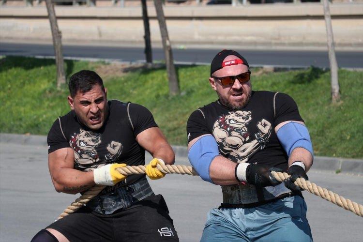 <p>Sporcular, yarışma sırasında 400 kiloluk dev lastikleri çevirerek en hızlı sürede bitiş çizgisine ulaşmak için yarıştı.</p>
<p> </p>