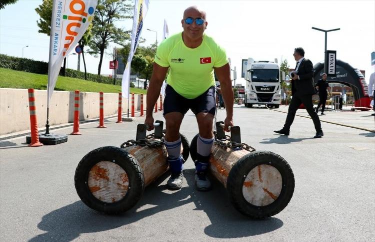 <p>Etkinliğin son gösterisi olarak Rusya ve Türkiye'den iki sporcu 7,5 tonluk TIR'ları halatlarla çekti. </p>
<p> </p>