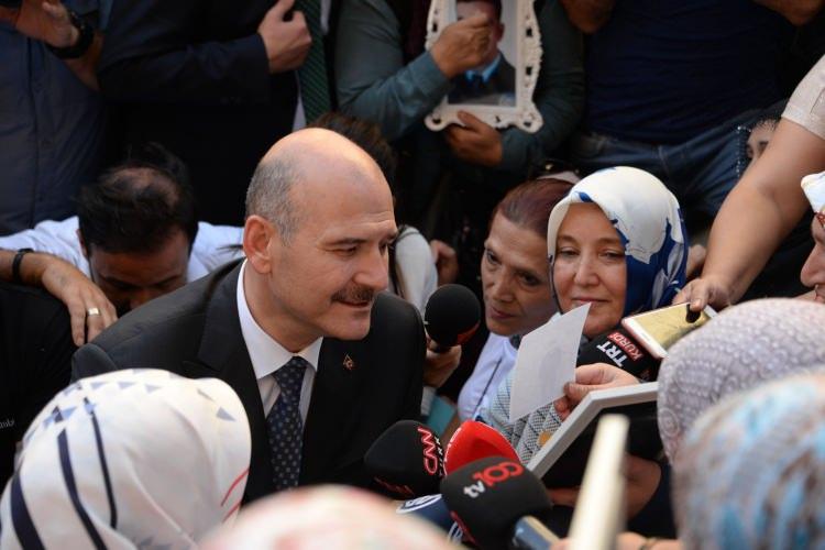 <p>İçişleri Bakanı Soylu, Kulp'taki terör saldırısında şehit olanların cenaze törenine katıldıktan sonra HDP'nin Diyarbakır il binası önünde 11 gündür oturma eylemini sürdüren 28 aileyi ziyaret etti. </p>

<p> </p>
