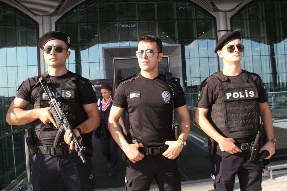 <p><strong>“1 Ocak 2019 tarihinden itibaren bin 350 olaya müdahale edilmiştir”</strong><br />
<br />
İstanbul Havalimanı'nda 2 bin polis memurunun görevli olduğunu söyleyen İstanbul Havalimanı Şube Müdür Yardımcısı Emniyet Amiri Ökten, “İstanbul Havalimanı Şube Müdürlüğü bünyesinde 13 birim bulunmakta. 13 birimle birlikte aynı zamanda il emniyet müdürlüğüne bağlı operasyonel birimlerin oluşturduğu yaklaşık 2 bin polis görev yapmakta. </p>