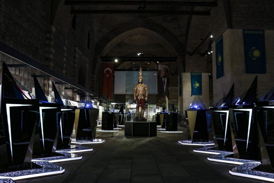<p>Türk inançlarını, devlet nizamını ve mitolojik görüşleri yansıtan, Türk dünyasının ortak kültür mirası 2 bin 500 yıllık bu nadide eser, 12 Ekim'e kadar ziyaret edilebilecek. </p>
<p> </p>