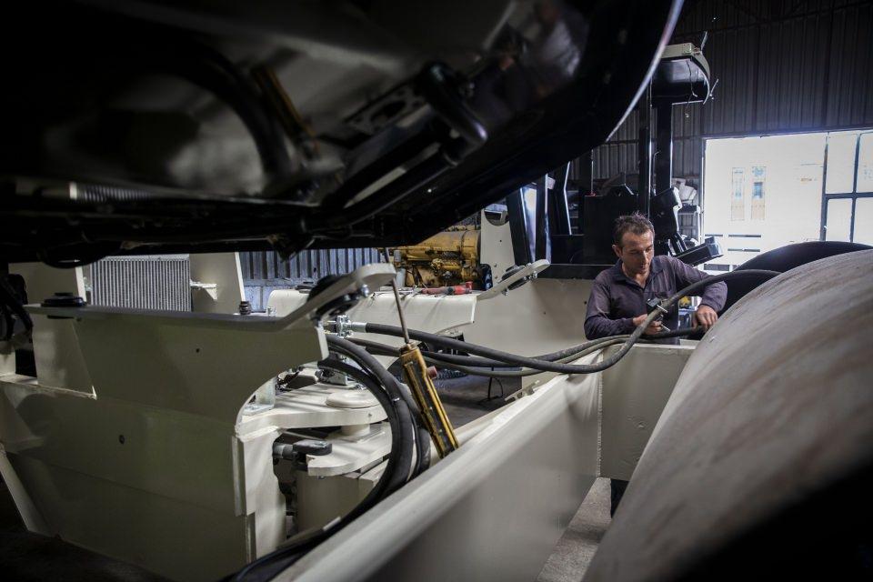 <p>Yurt dışından gelen toprak silindir makinelerinin tamir ve bakımını yaparak onların zayıf ve güçlü yönlerini tespit ettiğine işaret eden Harman, "Ortaklarımdan ayrılarak, 1995 yılında kendi şirketimi kurdum. </p>
