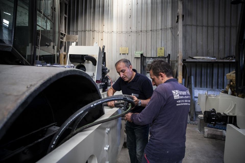 <p>Sonrasında OSTİM Organize Sanayi Bölgesi'nde (OSB) iş makineleri tamir ve bakım sektöründe çalıştığını dile getiren Harman, askerden döndükten sonra 3 ortak kurdukları şirkette çalışma hayatına devam ettiğini bildirdi. </p>
