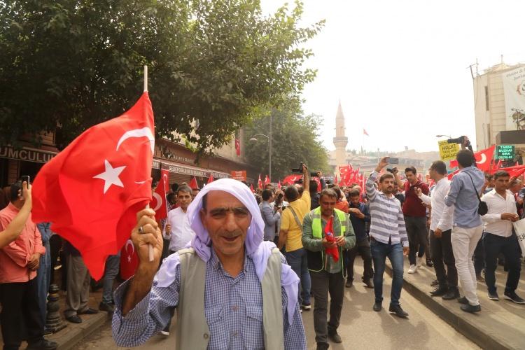 <p>Diyarbakır'da PKK'lı teröristler tarafından yapılan 7 sivilin şehit olduğu saldırıya tepki göstermek ve HDP önünde eylem yapan annelere destek vermek amacıyla Şanlıurfa'da düzenlenen 'Teröre lanet, kardeşliğe davet' yürüyüşüne binlerce kişi katıldı.</p>
<p> </p>