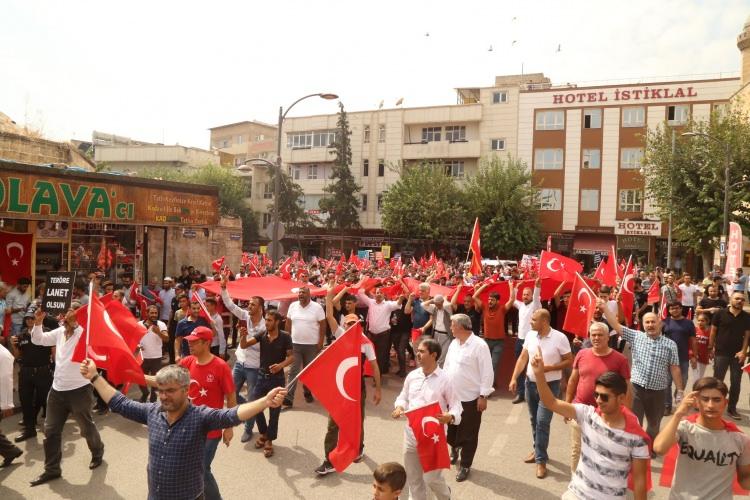 <p>Sivil Toplum Kuruluşları Platformu tarafından organize edilen yürüyüşe katılan kalabalık, Balıklıgöl Dergah Camisi önünde toplandı. Yürüyüşe Şanlıurfa Vali Abdullah Erin, AK Parti milletvekilleri Mehmet Ali Cevheri, Ahmet Eşref Fakıbaba, Ahmet Akay, İbrahim Halil Yıldız, belediye başkanları, siyasi parti temsilcileri, esnaf, öğrenci ve memurların bulunduğu binlerce kişi katıldı. Tekbir getirerek ellerindeki Türk bayraklarıyla, "Şehitler ölmez vatan bölünmez", "Vatan sana canım feda", "Polise kalkan eller kırılsın", "Kahrolsun PKK", "Ne mutlu Türküm diyene" sloganları atan grup, yaklaşık 800 metre uzaklıktaki Ulu Cami'ye kadar yürüdü. Yürüyüş boyunca caddedeki polislere sarılan vatandaşlar, birlik ve beraberlik mesajı verdi.</p>
<p> </p>