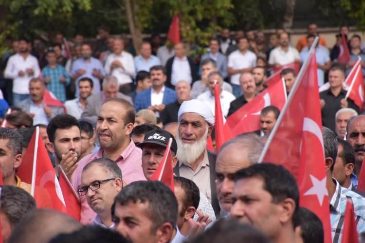 <p>Diyarbakır’ın Kulp ilçesinde PKK’lı teröristlerin yola tuzakladığı patlayıcının infilak ettirilmesi sonucu şehit olan Sinan Diger’in (44) memleketi Muş’ta, 'teröre lanet yürüyüşü' düzenlendi.</p>
<p> </p>