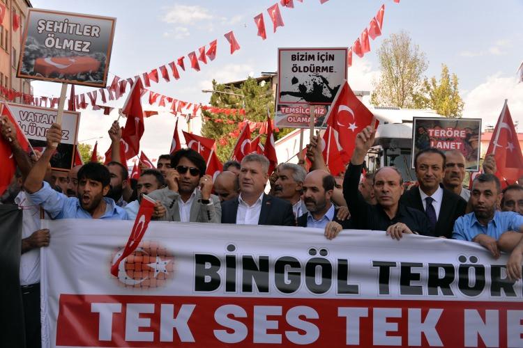 <p>Diyarbakır'ın Kulp ilçesinde PKK'lı teröristlerin tuzakladığı patlayıcının infilak etmesiyle 7 sivilin kişinin şehit olduğu saldırı, Bingöl'de düzenlenen'Teröre lanet, kardeşliğe davet' yürüyüşü ile kınandı.</p>

<p> </p>
