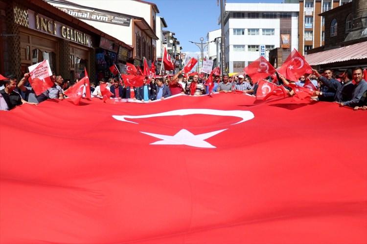 <p>Diyarbakır'ın Kulp ilçesinde terör örgütünün düzenlediği saldırı, Ağrı ve Tunceli'de bir araya gelen çok sayıda kişi tarafından gerçekleştirilen "Teröre Lanet Yürüyüşü"yle kınandı. Ağrı'daki Merkez Cami'de şehitler için verilen mevlit sonrası cami önünde, kentteki sivil toplum örgütleri (STK) öncülüğünde toplanan bir grup, ellerindeki Türk bayraklarıyla Abide Meydanı'na hareket etti. Gruptakiler daha sonra tekbirler getirip "Şehitler ölmez vatan bölünmez, "Kahrolsun PKK", "Vatan sana canım feda" sloganları eşliğinde meydana kadar yürüdü.</p>
<p> </p>