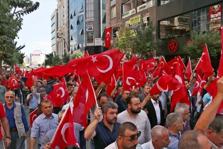 <p>Elazığ'da sivil toplum kuruluşları ile çok sayıda vatandaşın katılımıyla "Teröre Lanet, Kardeşliğe Davet" yürüyüşü ve mitingi gerçekleştirildi. Ellerinde Türk bayraklarıyla yürüyüş düzenleyen vatandaşlar, güvenlik güçlerine ve sivil halka yönelik terör saldırılarına tepki göstererek PKK'yı lanetledi.</p>

<p> </p>
