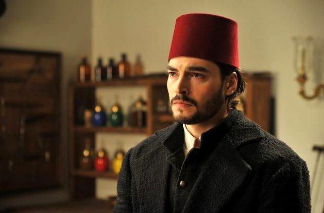 <p>Akın Akınözü, Payitaht Abdulhamid dizisinden bu yana 40 kilo verdi.</p>