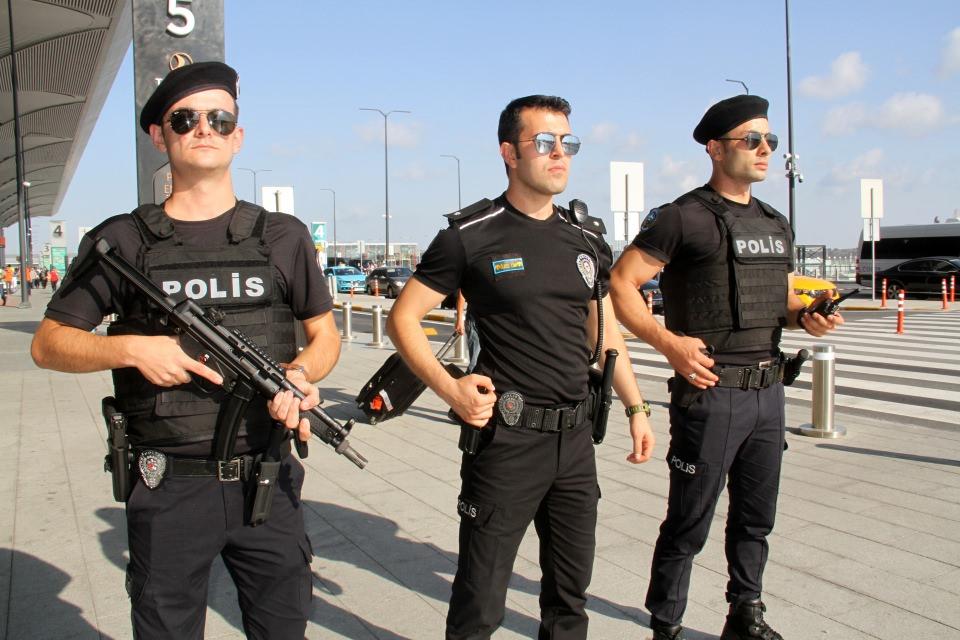 <p>Havalimanında görev yapan polislere diğer birimlerden farklı olarak, Sivil Havacılık Temel Eğitimi, Hudut Kapıları Temel Eğitimi, Seyahat Belgeleri Sahteciliği Uzmanlık Eğitimi, Davranış Analizi Eğitimi, Acil Müdahale Eğitimi, Önemli Tesisleri Koruma Eğitimlerinin yanı sıra polis halkla ilişkilerini geliştirmeye yönelik etkili iletişim ve beden dili kullanım gibi sosyal içerikli eğitimlerde veriliyor. Havalimanıda çalışan polis ekipleri 1 Ocak'tan itibaren toplam bin 350 olaya müdahale edip çeşitli suçlardan aramaları bulunan 2 bin 150 şahsı yakaladı.</p>