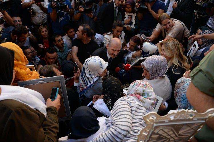 <p>İçişleri Bakanı Süleyman Soylu, çocukları dağa kaçırılan Diyarbakır annelerinin HDP İl Başkanlığı önündeki oturma eylemine destek ziyaretinde bulundu.</p>

<p> </p>
