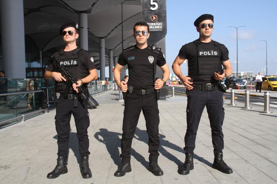 <p><strong>Havalimanında 1 Ocaktan bu yana bin 350 olaya müdahale edildi</strong><br />
<br />
İstanbul Havalimanı Şube Müdürlüğü bünyesinde ayrıca, 13 birim ve İl Emniyet Müdürlüğüne bağlı operasyonel birim ile birlikte 2 bin polis memuru, 5 bin özel güvenlik personeli de görev yapıyor. </p>
