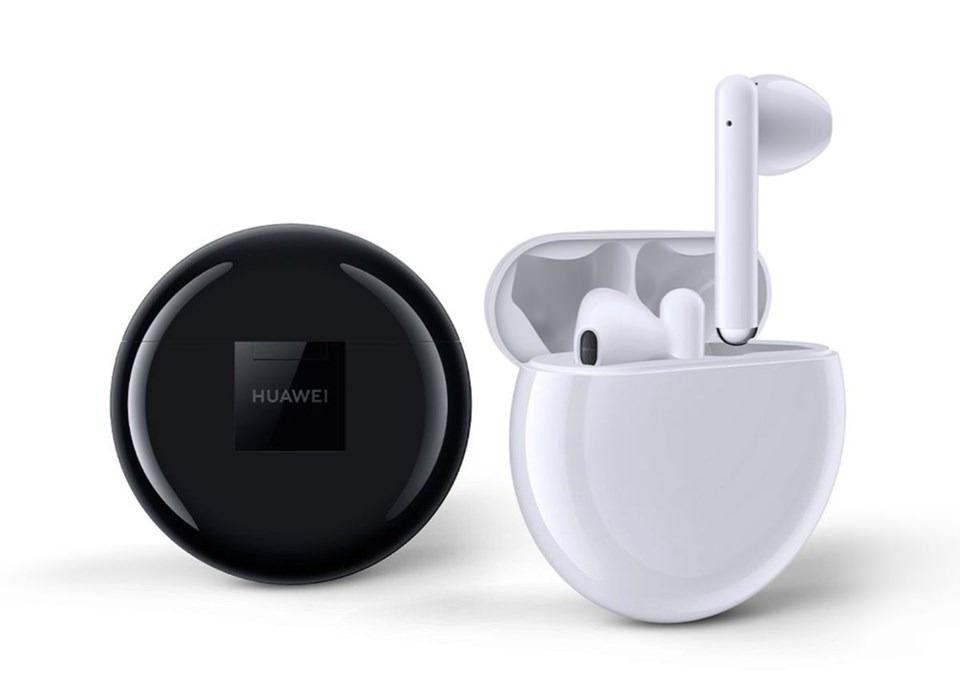 <p><strong>AIRPODS'A YENİ RAKİP: FREEBUDS 3</strong></p>

<p>Huawei’nin IFA’da görücüye çıkardığı bir başka ürün yeni kablosuz kulaklığı FreeBuds 3 oldu. Cihaz kulaklığı şarj etmenizi sağlayan dairesel şarj kutusuyla birlikte geliyor.</p>

<p>Şirketten yapılan açıklamaya göre kulaklık dört saatlik sürekli dinleme süresi sunuyor. </p>
