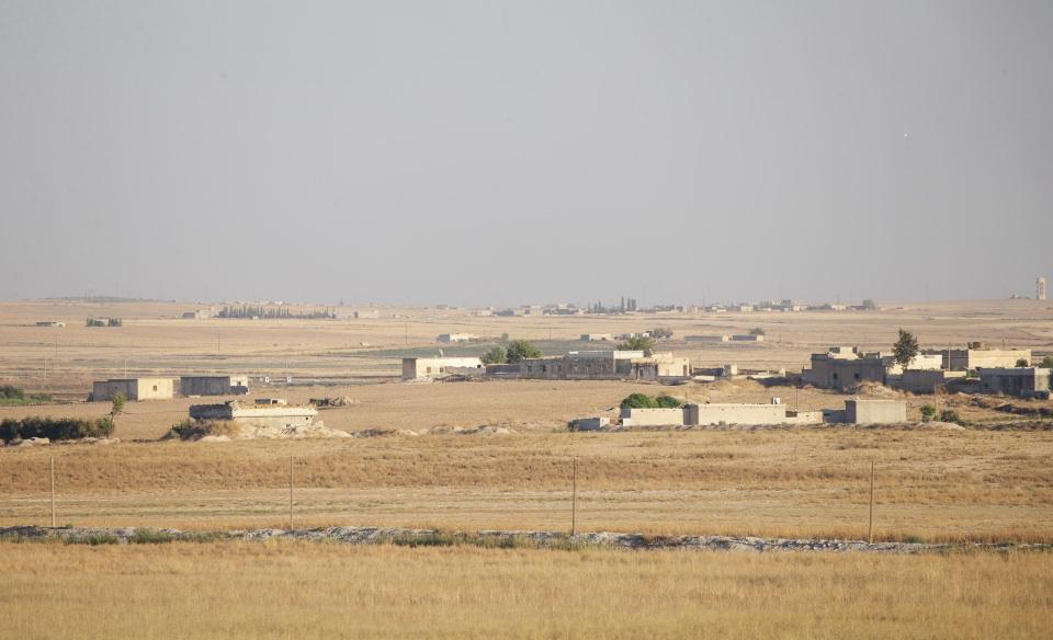<div><strong>Terör örgütü, çukur ve tüneller kazıyor</strong></div>

<div> </div>

<div>Tel Abyad, Rasulayn, Aynularab, Kamışlı ilçe merkezleri ile sınır hattına, teröristler tarafından asılan ve terör örgütünü simgeleyen bez parçaları Türkiye'den de görülebiliyor.</div>
