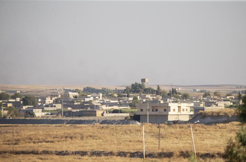 <div>Gözetleme kulelerinin yanı sıra solar sistemle çalışan aydınlatma, kamera takip ve sensörlü sistemle kontrol edilen sınır hattında belirli aralıklarla askeri karakollar yer alıyor. </div>
