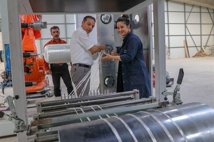 <p>Basınçlı tüplerin doğal gaz taşımacılığında da kullanılabileceğini belirten Firuzi, şöyle devam etti: "Hiçbir patlama tehlikesi yok. Doğal gazla çalışan araçlar, LPG'li araçların aksine her yere girebilir. Van'ın yatırım için çok iyi bir potansiyeli var. Devlet ve siyasilerinden bu bölgenin gelişmesi için o hissi aldığım için yatırım yaptım. Yetkililer her türlü desteği veriyor. İnşallah bu yatırımımız, başka yatırımcıların önün açar. Teknokentler teknolojinin başlangıcıdır. Fabrikanın bölgeye çok büyük yararı olacağına inanıyoruz. İş imkanı yüksek, gelir getirecek bir yatırım. Kullandığımız teknoloji, bölge işsizliğine katkıda bulunmakla birlikte ülkeye senelik 30 milyar metreküp doğal gaz kazandıracak. Fabrikamız milyar dolar gelir getirecek kapasiteye sahip."</p>
<p> </p>
<p> </p>