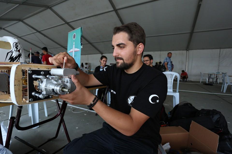 <p>TEKNOFEST İstanbul Havacılık, Uzay ve Teknoloji Festivali kapsamında düzenlenen ve Baykar yürütücülüğünde gerçekleştirilen Savaşan İnsansız Hava Aracı (İHA) Yarışması'nda finale kalan takımların kıyasıya rekabeti başladı.</p>
