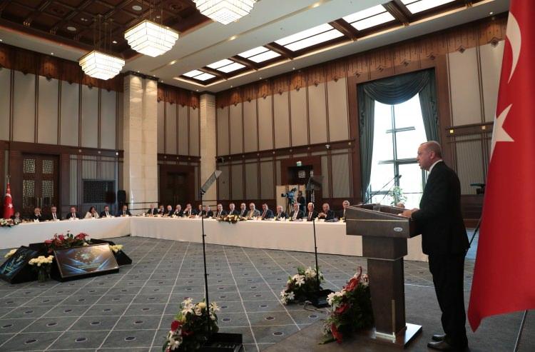 <p>Türkiye Cumhurbaşkanı Recep Tayyip Erdoğan, Cumhurbaşkanlığı Külliyesi'nde Büyükşehir Belediye Başkanları Toplantısı'na katıldı.</p>

<p> </p>
